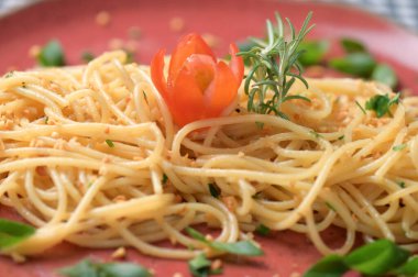 Lezzetli makarna İtalyan yemeği sarımsak ve yağlı spagetti ve Penny tagliatelle kremalı sos.
