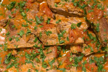 Baharatlı beyaz et ve sağlıklı ve lezzetli kızarmış balık.