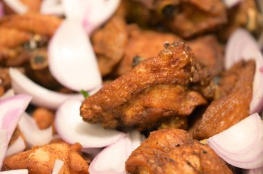 Soğanlı kızarmış tavuk. Lezzetli sağlıklı yiyecekler.