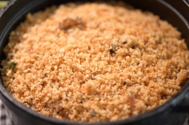 Fasulyeli farofa. Brezilya yemeği. Tropeiro fasulyesi.