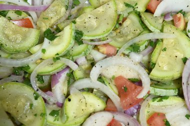 Sebzeli sağlıklı yemek, sebze, salata, vejetaryen, domates, soğan yeşili kabak tadı.