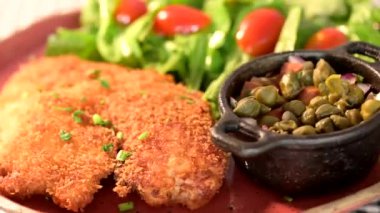 Baharatlı beyaz et ve sağlıklı ve lezzetli kızarmış balık.