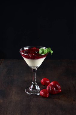 Tatlı tatlı, yoğunlaştırılmış süt ve çilek şurubu. Lezzetli yüksek kalorili yemekler.