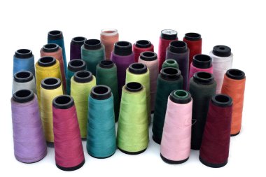 Renkli dikiş ipliği, terzi tarzı, kumaş ipliği.