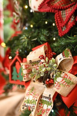 Noel süslemesi düzenlemeleri Noel Baba çiçekleri kar hediyeleri bulanık bölge bayram hediyeleri.