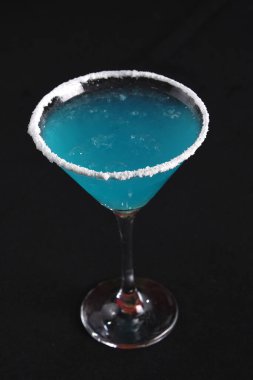 Margarita ferahlatıcı ve narenciye alkollü. Tropik yerlerin tipik bir görüntüsü.