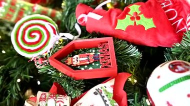 Noel süslemesi düzenlemeleri Noel Baba çiçekleri kar hediyeleri bulanık bölge bayram hediyeleri