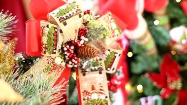 Noel süslemesi düzenlemeleri Noel Baba çiçekleri kar hediyeleri bulanık bölge bayram hediyeleri