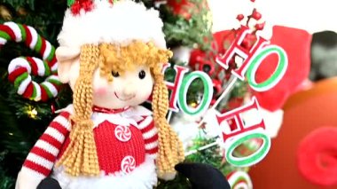 Noel süslemesi düzenlemeleri Noel Baba çiçekleri kar hediyeleri bulanık bölge bayram hediyeleri