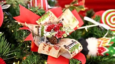 Noel süslemesi düzenlemeleri Noel Baba çiçekleri kar hediyeleri bulanık bölge bayram hediyeleri