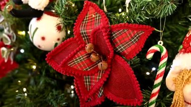 Noel süslemesi düzenlemeleri Noel Baba çiçekleri kar hediyeleri bulanık bölge bayram hediyeleri