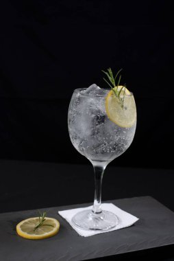 Buzun üzerinde tropikal turunçgil meyveleri içer, otlar filizlenir, bulanık arka planda metinler için alan sağlar.