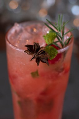 Alkolik limonlu limonlu limonlu limonlu limonlu kokteyl.