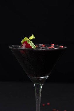 Meyveli ferahlatıcı alkollü içecek, soğuk votka ve cin, cam bardakta servis edilen limon kabuğu sarhoş.