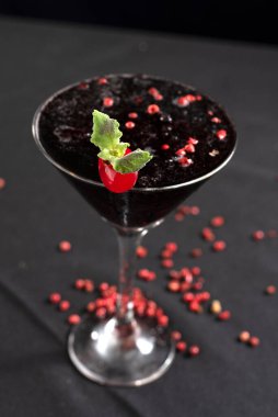 Meyveli ferahlatıcı alkollü içecek, soğuk votka ve cin, cam bardakta servis edilen limon kabuğu sarhoş.