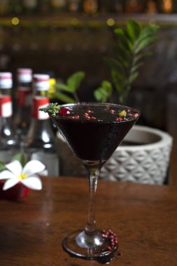 Meyveli ferahlatıcı alkollü içecek, soğuk votka ve cin, cam bardakta servis edilen limon kabuğu sarhoş.