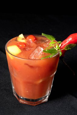 Alkolik limonlu limonlu limonlu limonlu limonlu kokteyl.