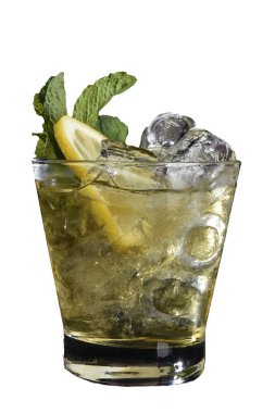 Lezzetli ve ferahlatıcı alkollü meyve, mandalinalı margarita, koyu arkaplanda cam bir kasede.