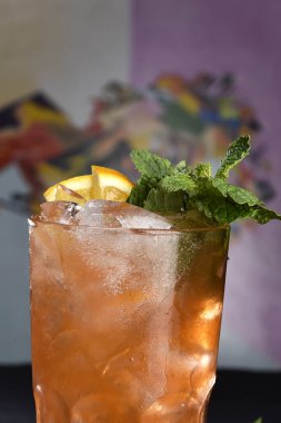 Lezzetli ve ferahlatıcı alkollü meyve, mandalinalı margarita, koyu arkaplanda cam bir kasede.