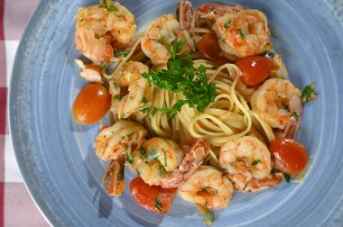 soslu makarna, karidesli İtalyan makarnası deniz ürünleri karbonhidratlı erişte.