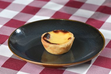 Pastel de belem kremalı pasta üstüne tarçınlı tatlı.