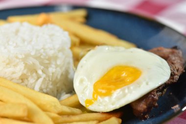 Kızarmış pilav et ve haşlanmış yumurta öğle yemeği tadı.