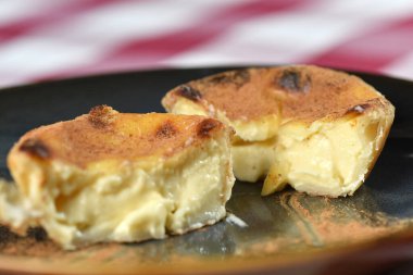 Pastel de belem kremalı pasta üstüne tarçınlı tatlı.