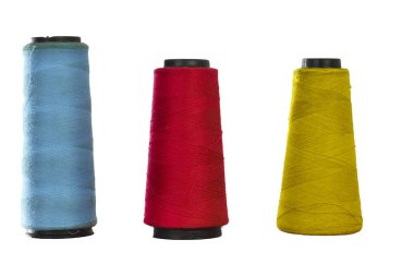 Çeşitli renklerde dikiş ipliği makarası dikmek