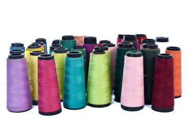 Çeşitli renklerde dikiş ipliği makarası dikmek