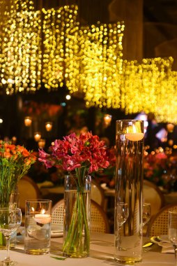 Dekorasyon odası büfesi çiçekler mumlar dekore edilmiş çevre ışıkları mumlar zarif denir