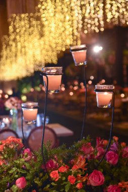 Dekorasyon odası büfesi çiçekler mumlar dekore edilmiş çevre ışıkları mumlar zarif denir