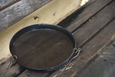 İçinde durgun su olan terk edilmiş bir kase. Manzarayı kapat. Potansiyel üreme alanlarında sivrisinekler