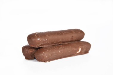 Çikolata çubukları lezzetli kurabiyeler koyu çikolata kalorili yiyeceklerle kaplı.