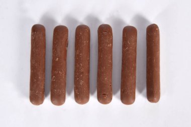 Çikolata çubukları lezzetli kurabiyeler koyu çikolata kalorili yiyeceklerle kaplı.