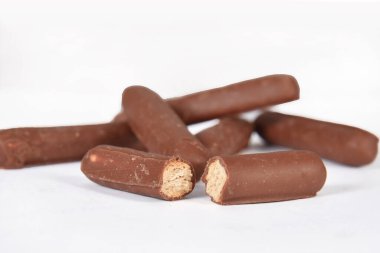 Çikolata çubukları lezzetli kurabiyeler koyu çikolata kalorili yiyeceklerle kaplı.