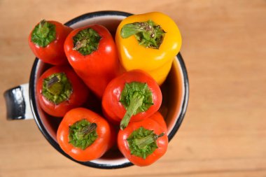 Baharatlı doğal yiyecekler için mini biberli sıcak meyve çeşnisi.