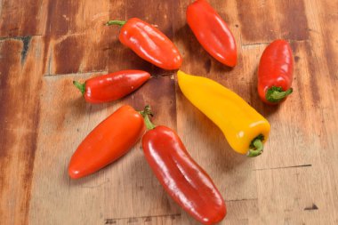 Baharatlı doğal yiyecekler için mini biberli sıcak meyve çeşnisi.