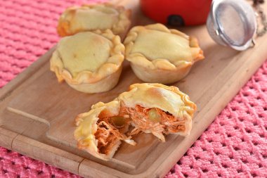 Goias 'tan küçük turta pişmiş tavuk turtası, tipik Brezilya yemeği.