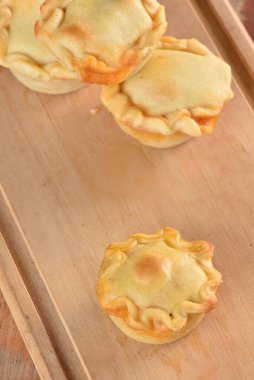 Gois 'den küçük turta, fırında tavuk turtası tipik Brezilya yemeği.