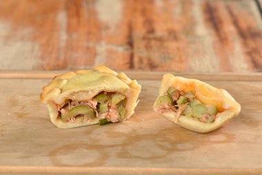 Goias 'tan küçük turta pişmiş tavuk turtası tipik Brezilya yemeği.