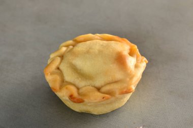 Goias 'tan küçük turta pişmiş tavuk turtası tipik Brezilya yemeği.