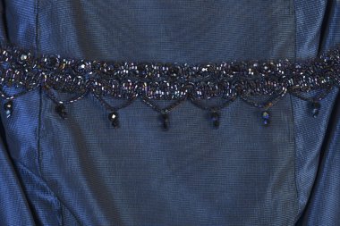 Doku arkaplanı için buruşmuş mavi kumaş kullanımı ve metin için boşluk