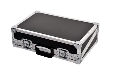 Beyaz arka planda izole edilmiş ekipman taşımacılığı için metal korumalı siyah I hard case