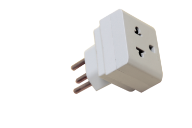 Sarı arka plan üzerinde Brezilya soket adaptörü.