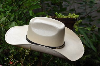 Beyaz arka planda siyah kurdeleli kovboy şapkası hasır şapka kadınlar ve erkekler için hasır şapka.