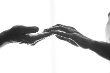 Sevgi dolu şiirsel bir fotoğrafla birbirlerine dokunuyorlar.