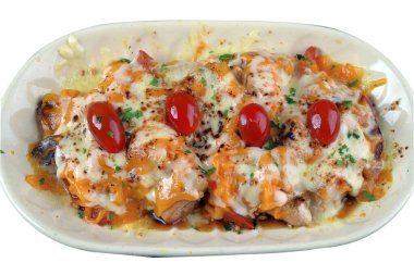 mozzarella peynirli kızarmış tavuk ve vişneli domates ve karamelli soğan ahşap masada lezzetli yemekler.