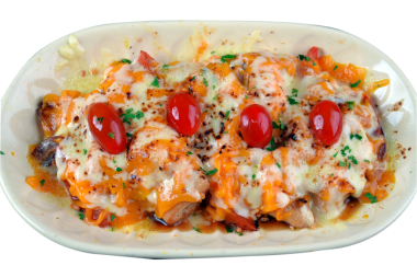 mozzarella peynirli kızarmış tavuk ve vişneli domates ve karamelli soğan ahşap masada lezzetli yemekler.