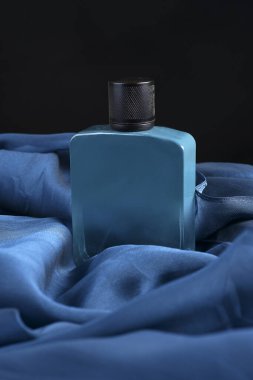 Parfüm şişesi, şeffaf cam kokulu aroma aromalı resim.