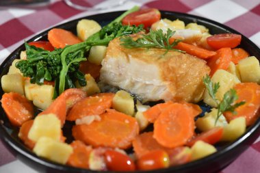 Morina balığı tipik Portekiz yemeği soğan sarımsaklı biberli morina balığı ve patates rustik Portekiz yemeği tuzlu zeytinyağı pişirilmiş balık